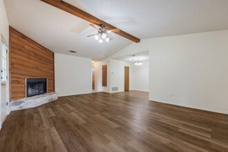 Building Photo - Spacious 2/1 Duplex in Central Taylor, Tx