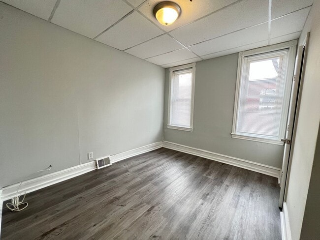 Building Photo - Refreshed 3BR/1BA Cozy Home with Porch & Fenced Yard!