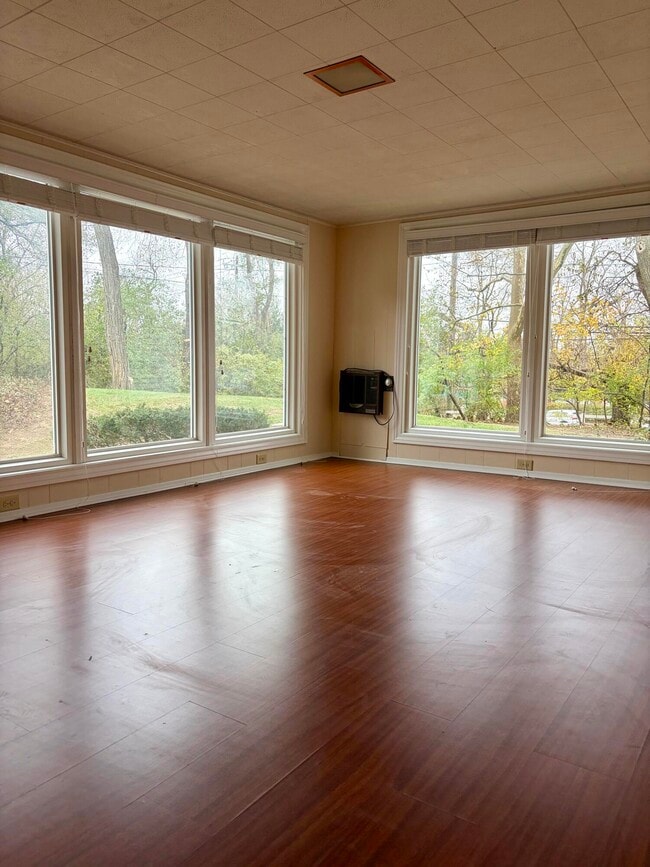 Building Photo - 6493 Thorncrest Dr