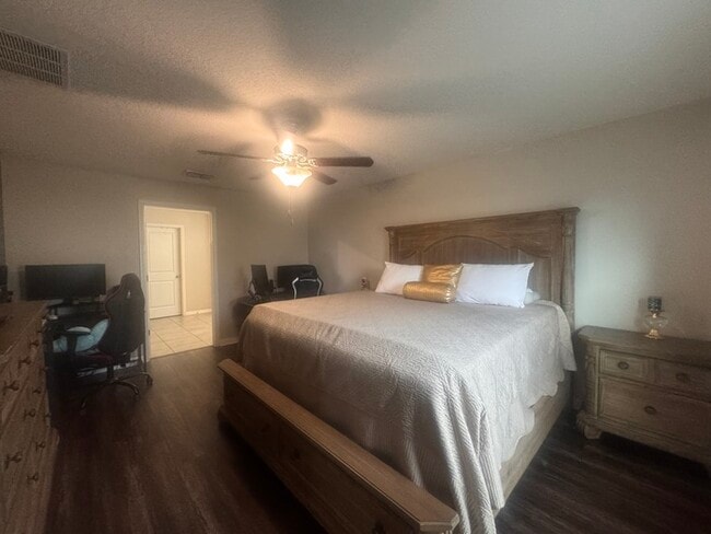 Building Photo - Beautifully Designed 4 Bedroom, 2 Bath Home