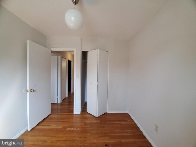 Building Photo - 702 W Edmonston Dr