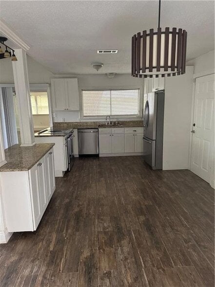 Building Photo - 306 Clover Dr