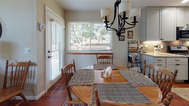 Building Photo - Beautiful sunny home