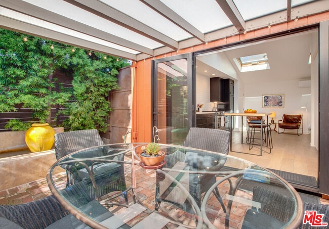 Building Photo - 927 1/2 Victoria Ave