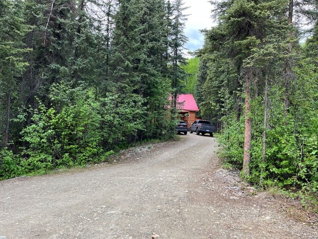 Building Photo - Cute, dog friendly cabin in Goldstream