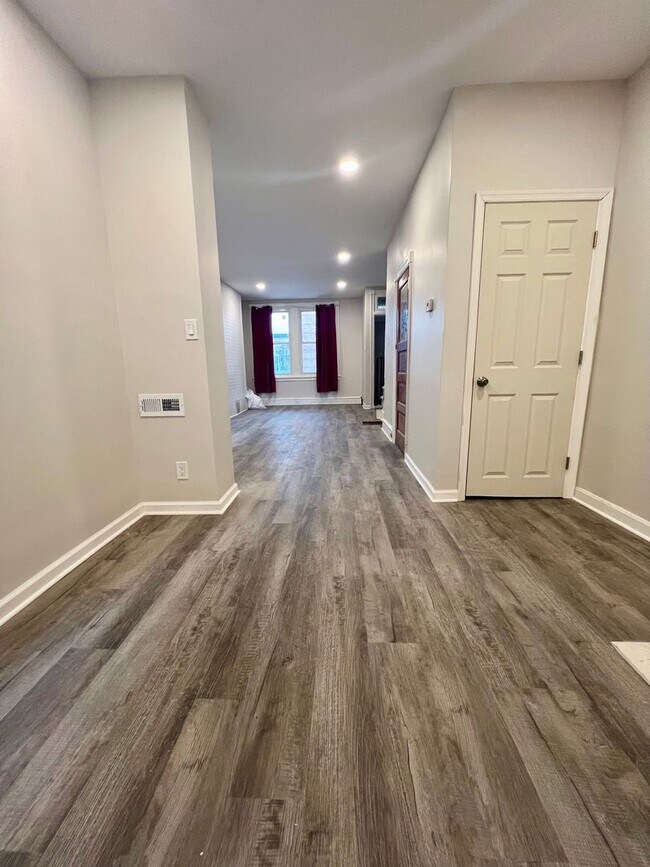 Building Photo - Newly Renovated 3-Bedroom Townhome! Available NOW!