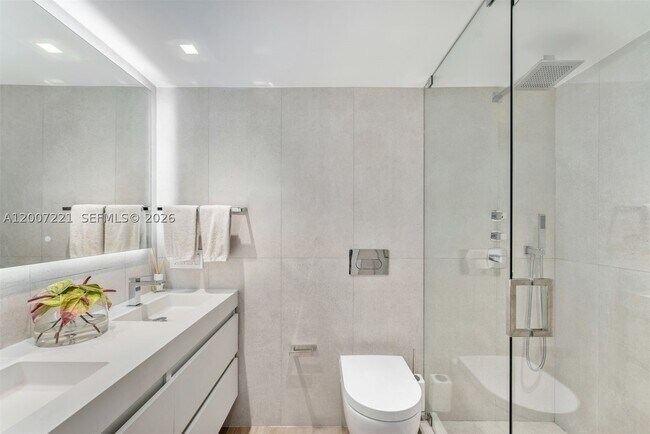Building Photo - 2301 Collins Ave