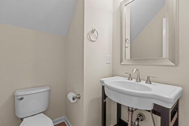 Building Photo - 624 Hiddenbrook Dr