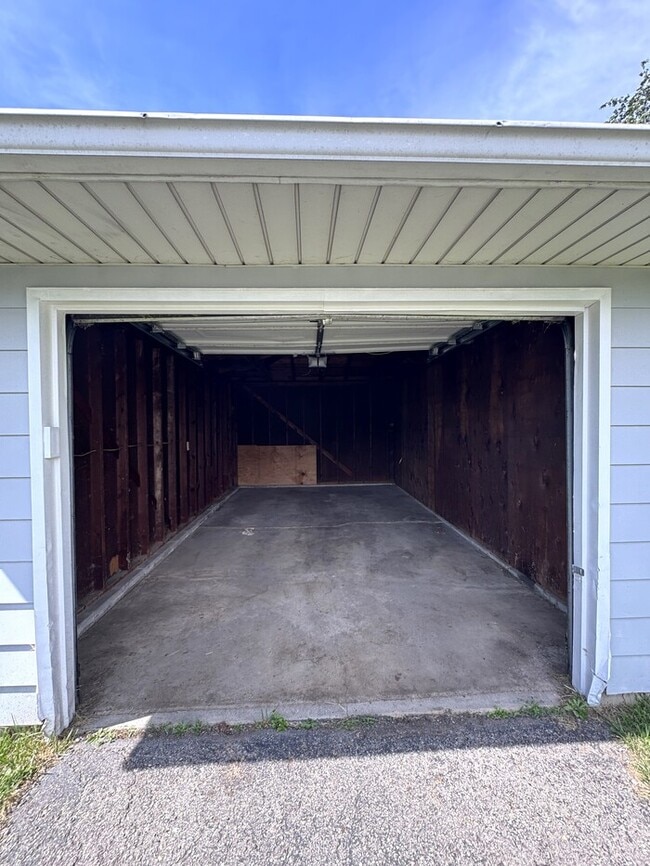 Building Photo - 3971 Far Hills Dr