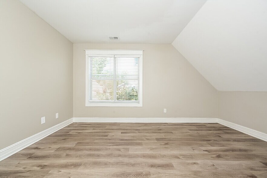 Building Photo - 120 Memory Ln