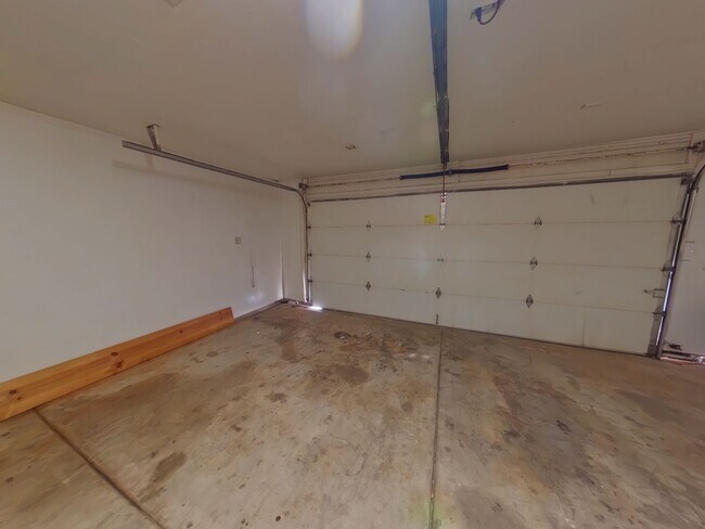 Building Photo - 812 N Sumac Rd