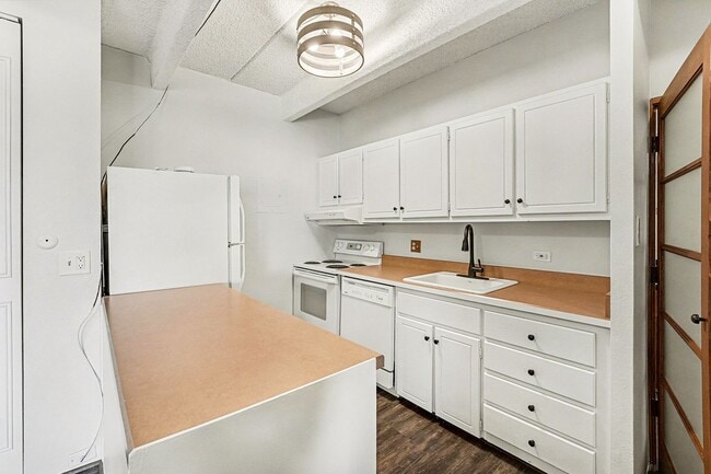 Building Photo - Stunning Mountain Views and an Unbeatable Location!