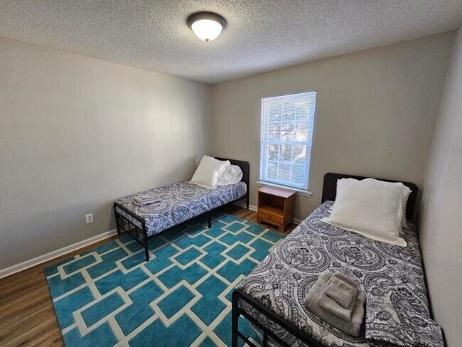 Building Photo - Furnished Mid term Rental