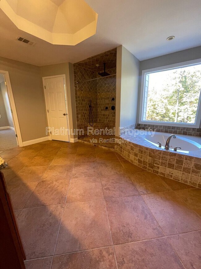 Building Photo - 1305 Smithdale Heights Dr