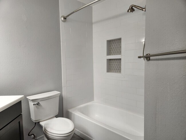 Building Photo - Beautifully updated 2 bed / 2 bath at 4 Seasons North