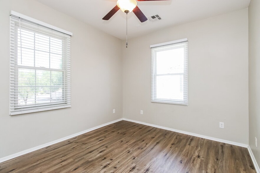 Building Photo - 2121 E Huntington Dr