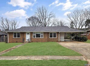 Building Photo - 2610 NW Oakwood Ave