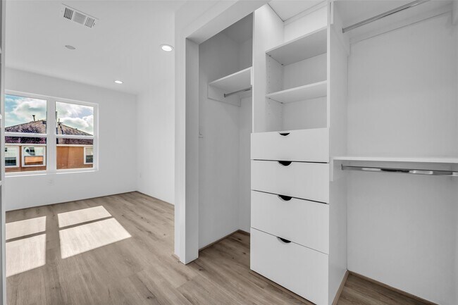 Building Photo - 15000 S Richmond Ave