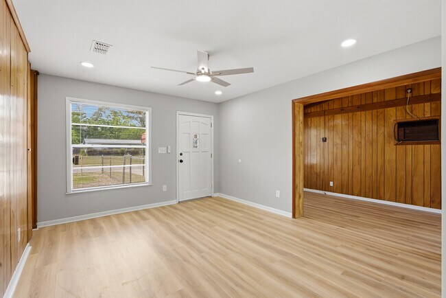 Building Photo - 2505 Lourdes Dr W