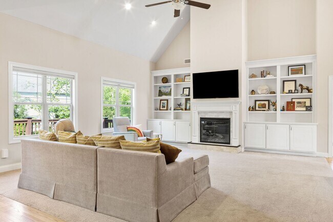 Building Photo - Spacious Home in Solamere Subdivision
