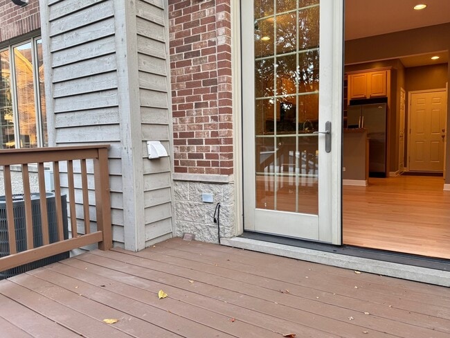 Building Photo - 1522 Stonegate Manor