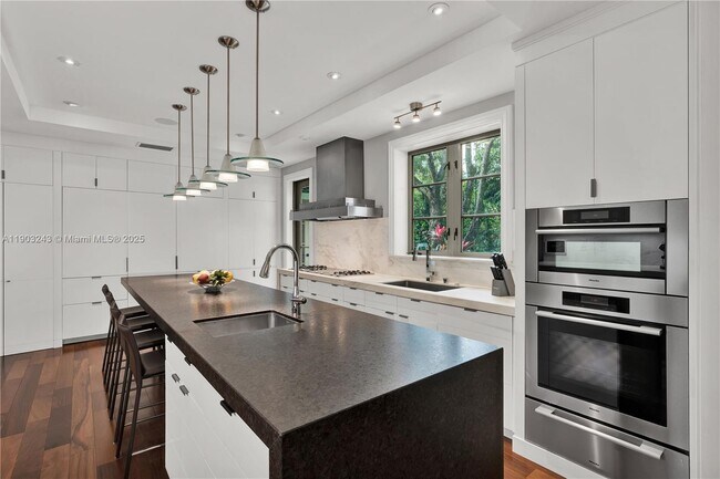 Building Photo - 932 Escobar Ave