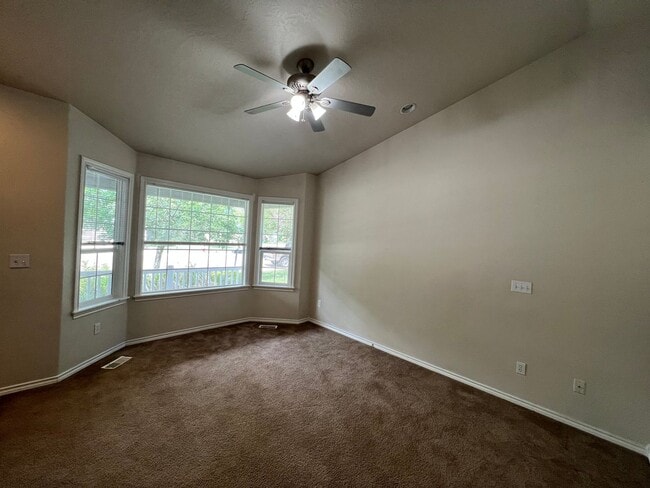 Building Photo - Lovely 4 bedroom (+ 2 living rooms) 2.5 ba...