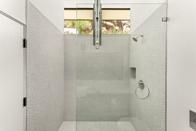 Building Photo - 4925 E Red Rock Dr
