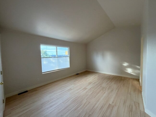 Building Photo - Premier Location!