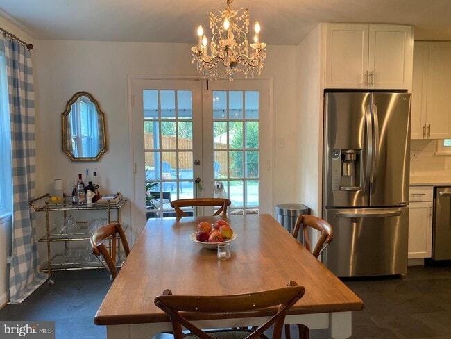 Building Photo - Show stopper