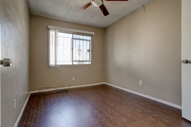 Building Photo - Wonderful Townhome centrally located.  Kit...