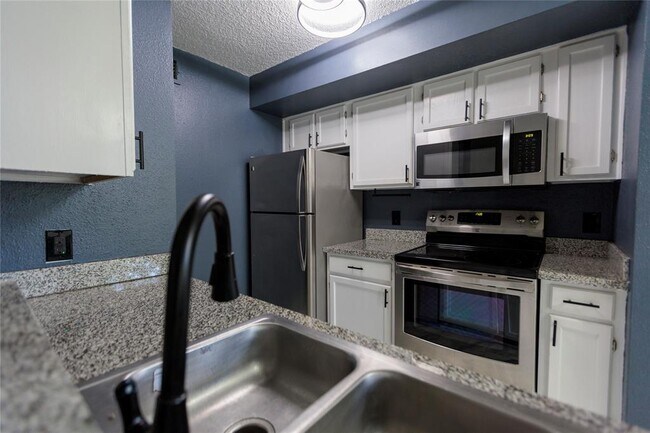Building Photo - 2120 El Paseo St