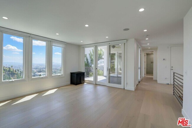 Building Photo - 8528 Hillside Ave