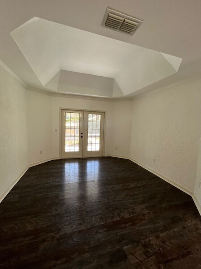 Building Photo - Beautiful and completely Renovated 3/2 fen...