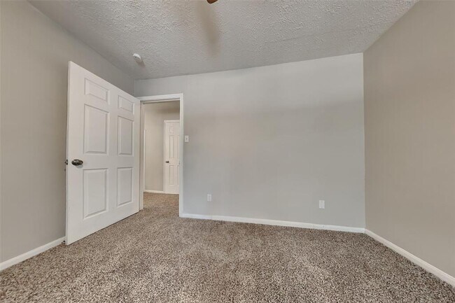 Building Photo - 2206 Lakeville Dr