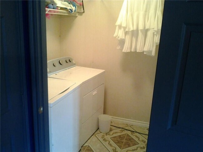 Building Photo - 2825 Mesa Valley Dr