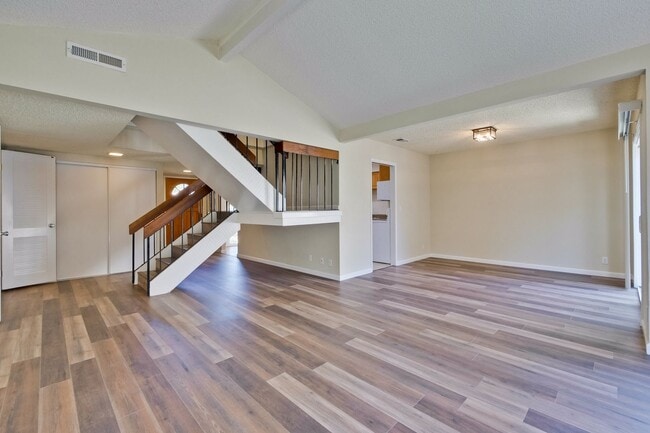 Building Photo - Reduced-Beautiful 3 bedroom 2 bath Single Family Home $4395