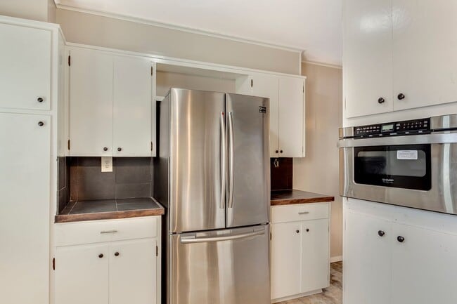 Building Photo - 1741 N Walnut Ave