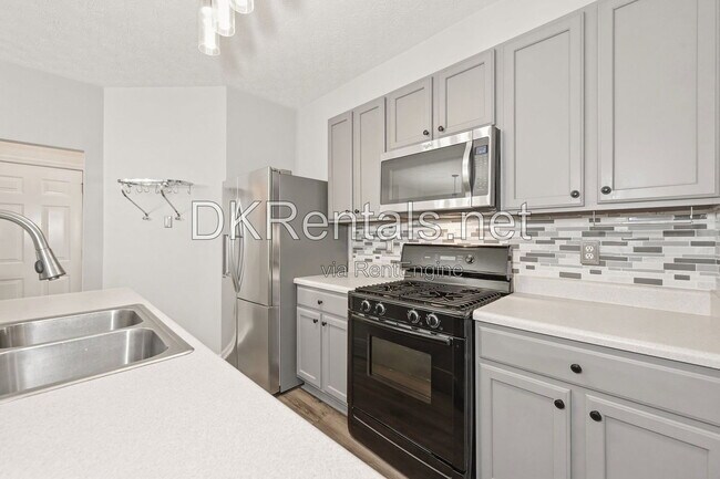 Building Photo - 6311 Shoreview Cir