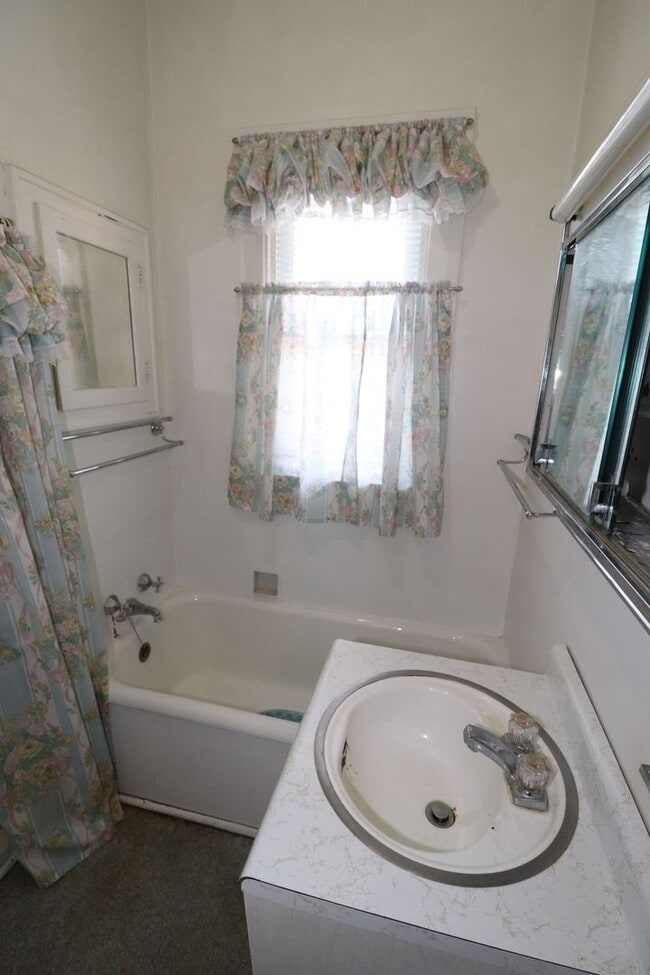 Building Photo - Spacious home for rent