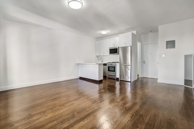 Building Photo - 39 E 65th St