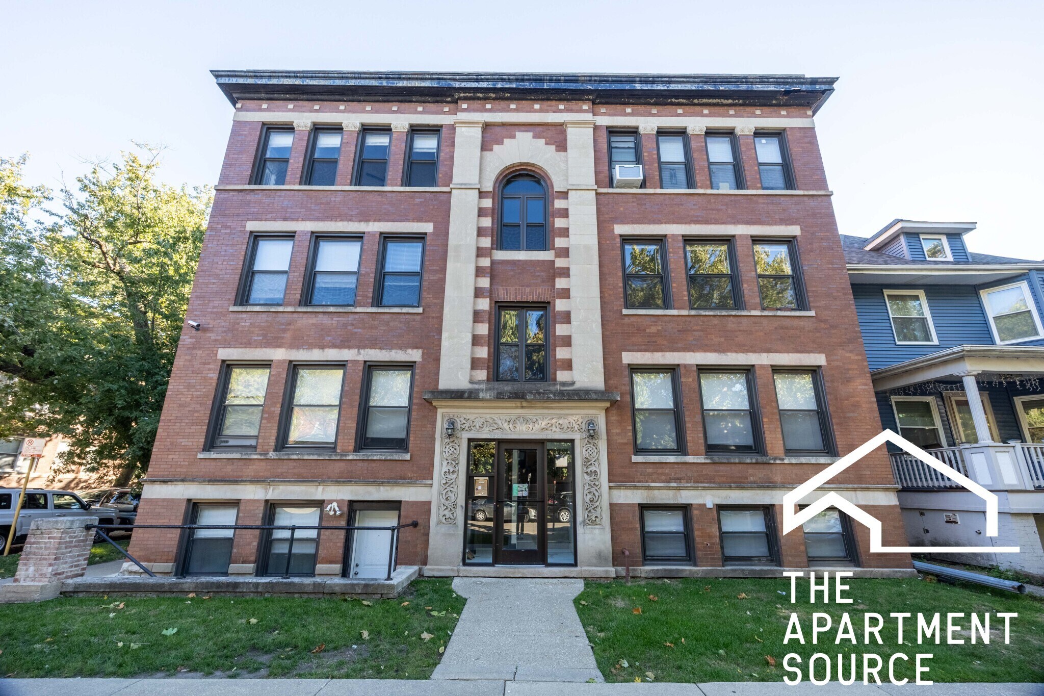 Building Photo - 6259 N Lakewood Ave