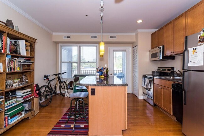 Building Photo - 610 Hillsborough Street Unit 204