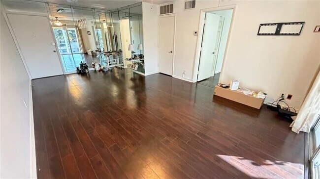 Building Photo - 3040 NE 16th Ave