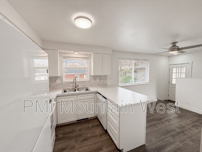 Building Photo - 1011 Claremont Dr