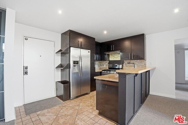 Building Photo - 5530 Owensmouth Ave