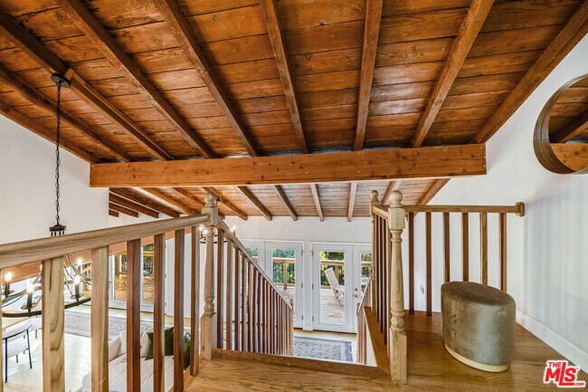 Building Photo - 3323 N Knoll Dr