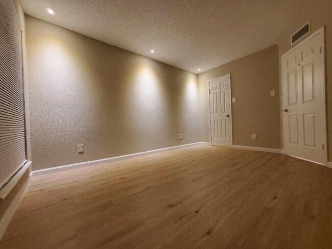 Building Photo - 2830 S Bartell Dr