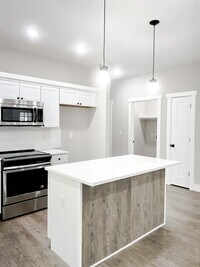 Building Photo - 3 Bedroom 2 Full Bath HOUSE with GARAGE