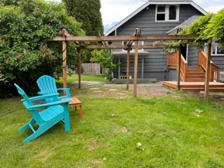 Building Photo - 6113 39th Ave S